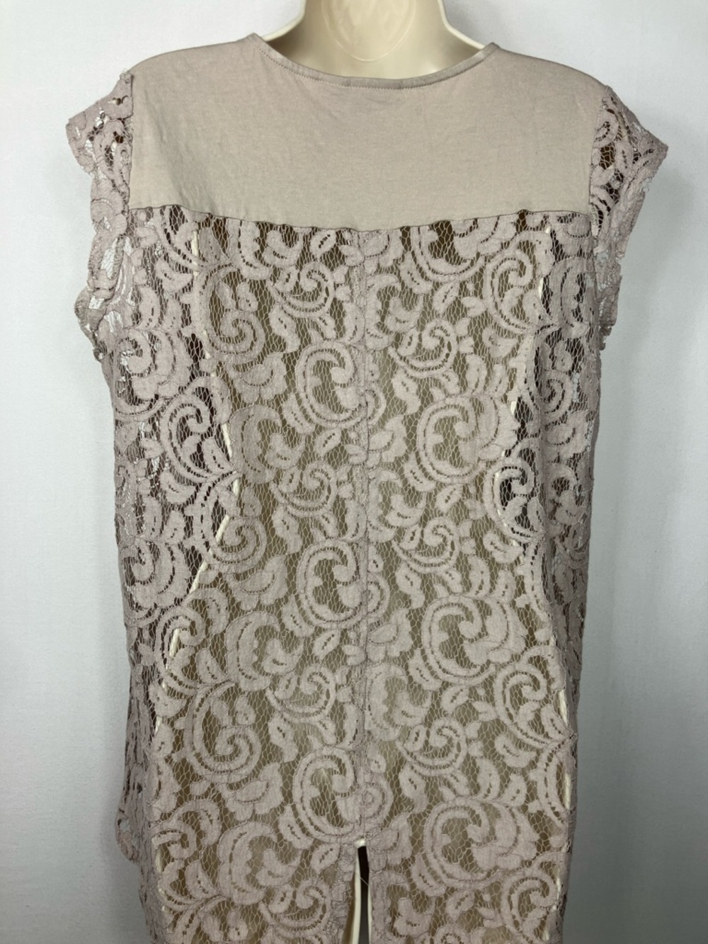 Chico's Lace Overlay Cap Sleeve Blouse in Taupe Sz Med DISCOUNTED SHIPPING - Picture 5 of 17